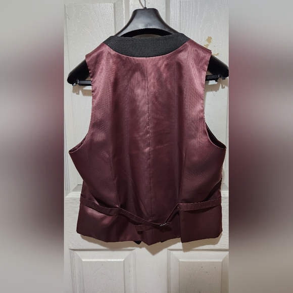 Men's Dark Gray Suit Ensemble - Picture 4 of 8